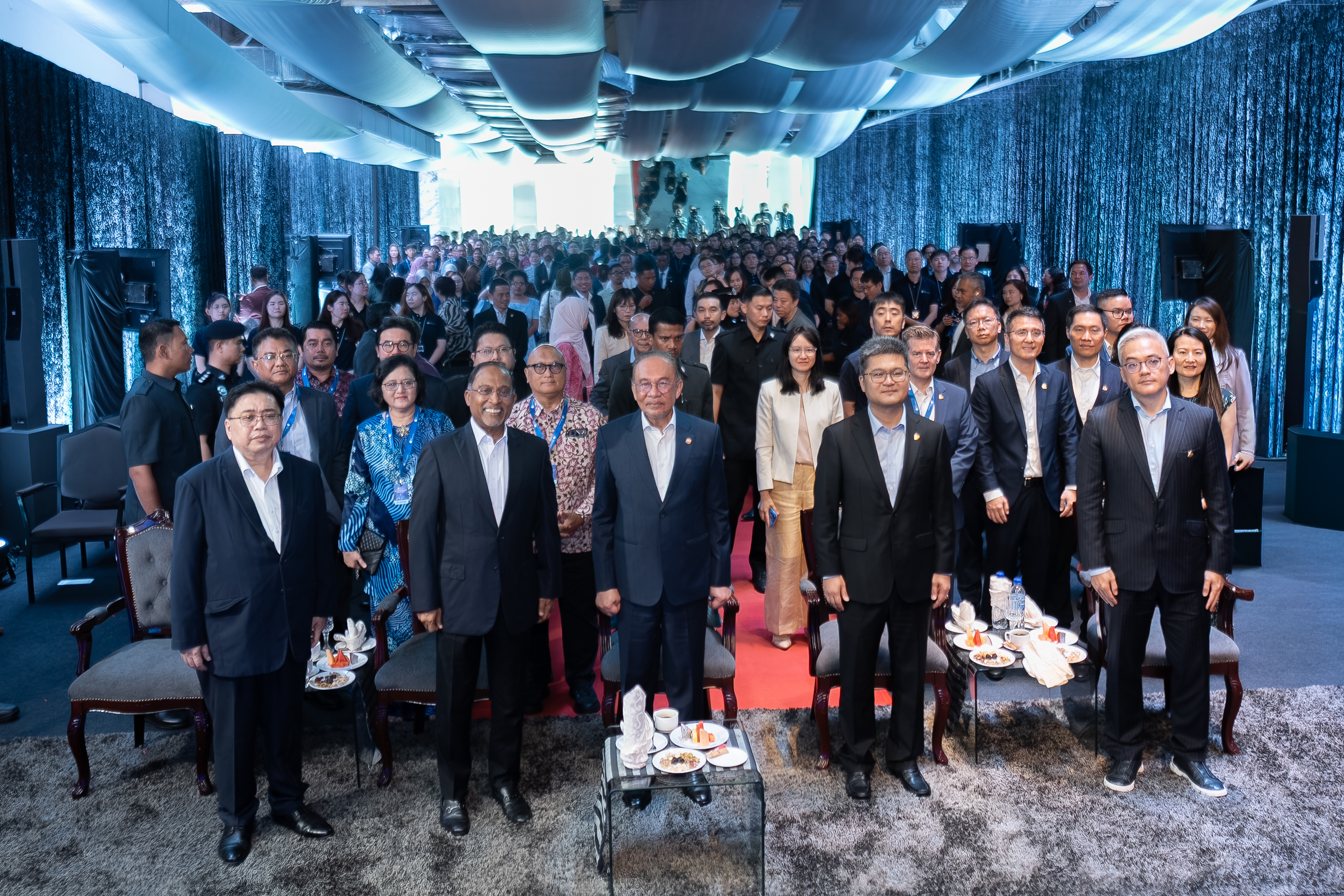 蚂蚁国际马来全球发展中心落成大合影.jpg 蚂蚁国际马来全球发展中心落成大合影.jpg