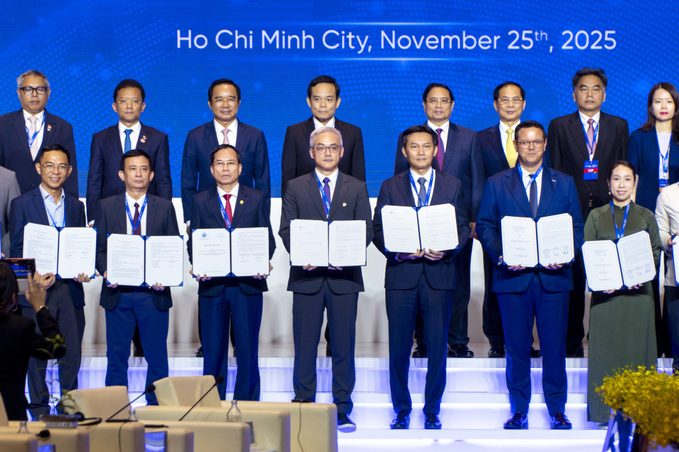 蚂蚁国际CEO杨鹏(前排中间)出席与越南第四次工业革命中心(C4IR Vietnam)战略合作签约仪式.jpg 蚂蚁国际CEO杨鹏(前排中间)出席与越南第四次工业革命中心(C4IR Vietnam)战略合作签约仪式.jpg