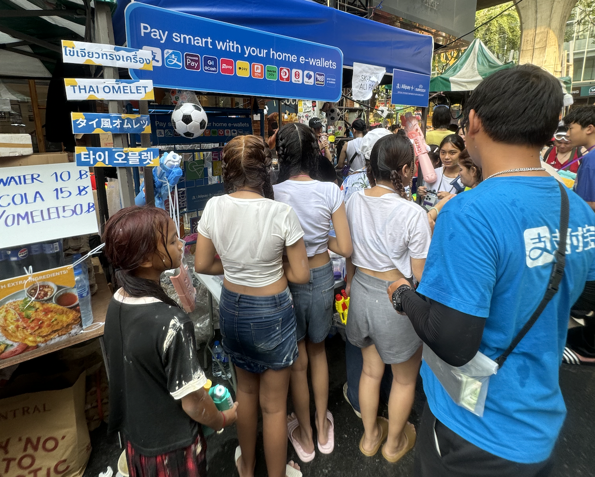 泰国泼水节上,街头小摊小贩也用Alipay+跨境服务来迎接全球游客.png 泰国泼水节上,街头小摊小贩也用Alipay+跨境服务来迎接全球游客.png